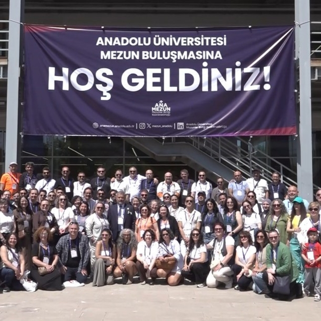 Bir araya gelen Anadolu Üniversitesi mezunları hasret giderdi
'Anadolu Üniv...