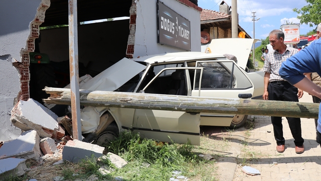 Yaşlı karı koca duvara çarpan otomobilde can verdi
Depo duvarına çarpan otomobilde yaşlı karı koca hayatını kaybetti