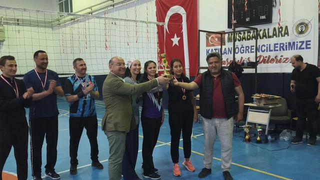Şehit öğretmen anısına düzenlenen voleybol turnuvası sona erdi