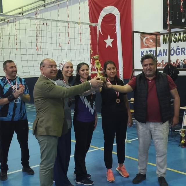 Şehit öğretmen anısına düzenlenen voleybol turnuvası sona erdi