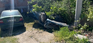Takla atıp bahçeye devrilen otomobilin sürücüsü yaralandı