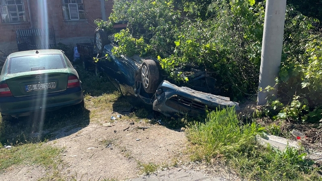 Takla atıp bahçeye devrilen otomobilin sürücüsü yaralandı