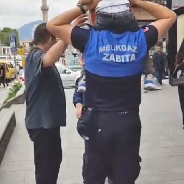Zabıta memuru, kayıp çocuğu omzunda taşıyarak ailesine teslim etti