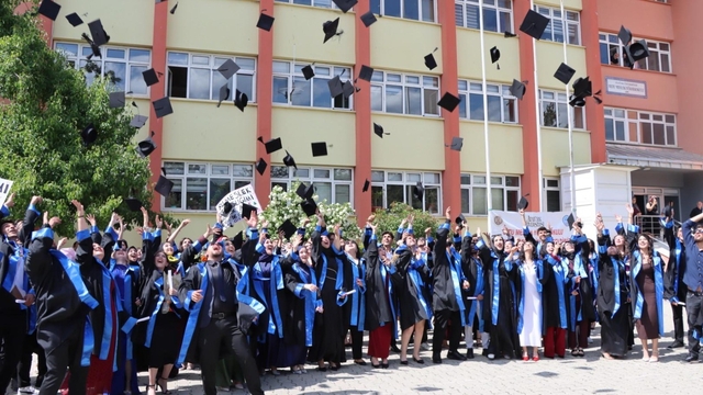 Oltu'da üniversitelilerin mezuniyet coşkusu
