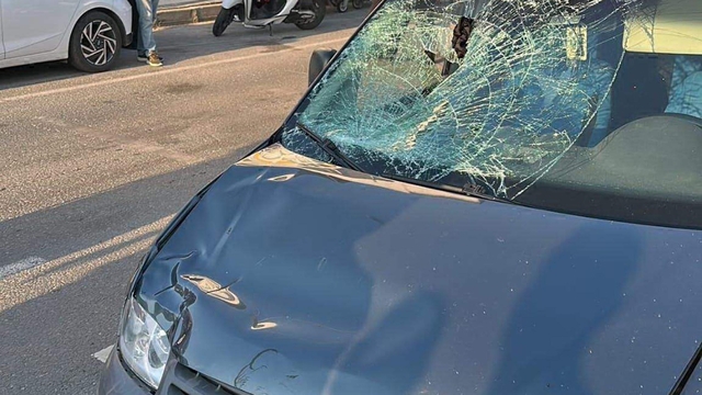 Hafif ticari aracın elektrikli bisiklete çarptığı kaza kamerada; 1 ölü