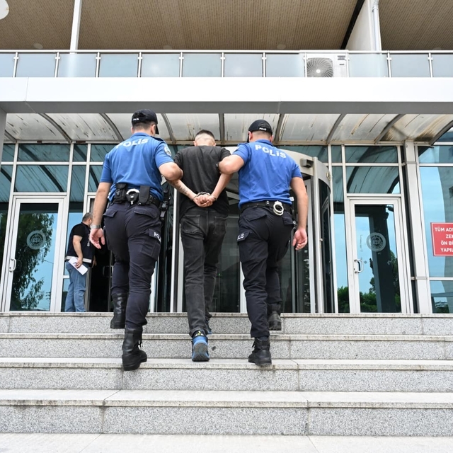 Kırmızı bültenle aranan hükümlü havalimanında yakalandı