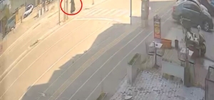 Bursa'da yaya geçidinde dehşet anları
Hızla gelen otomobil yaya geçidinden...