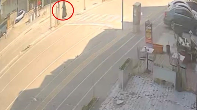 Bursa'da yaya geçidinde dehşet anları
Hızla gelen otomobil yaya geçidinden geçen kadını metrelerce havaya böyle savurdu