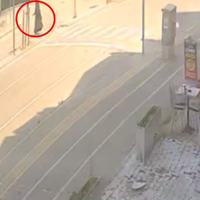 Bursa'da yaya geçidinde dehşet anları
Hızla gelen otomobil yaya geçidinden...