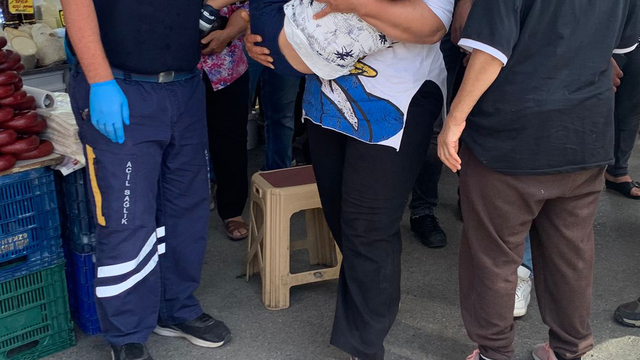 4 yaşındaki Ömer'e pazarda yorgun mermi isabet etti