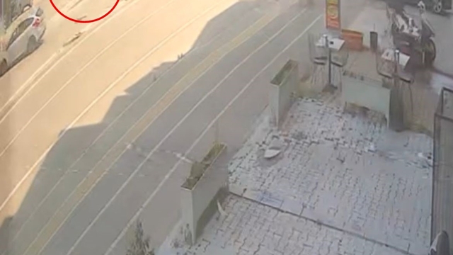 Otomobilin çarptığı kadın ağır yaralandı; kaza kamerada