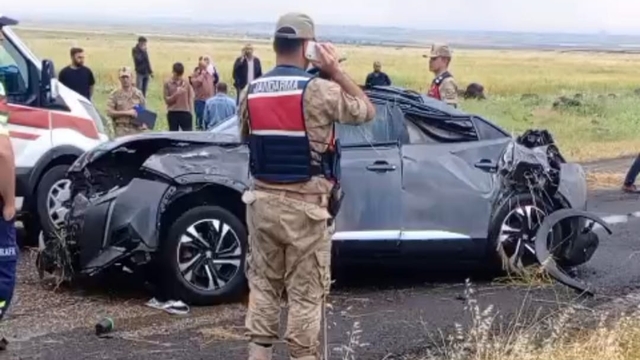 Diyarbakır'da nişan dönüşü kaza; 2 ölü, 1 yaralı (2)