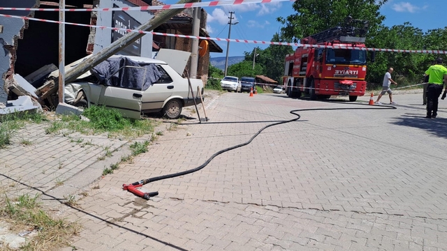 Duvara çarpan otomobildeki yaşlı çift öldü