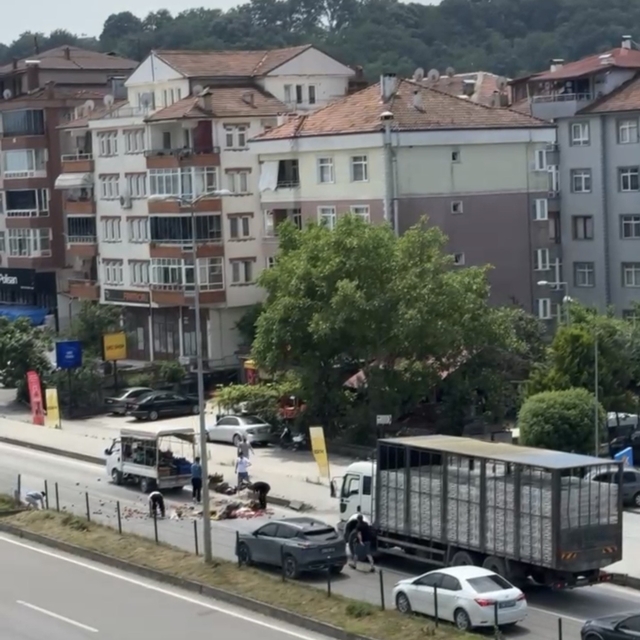 Kamyonetin kasasından yola saçılan meyve ve sebzeler, diğer sürücülerin yar...