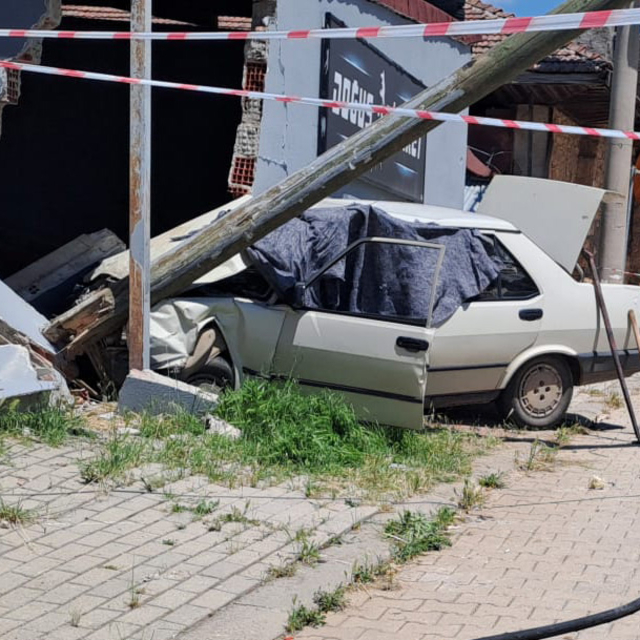 Denizli'de duvara çarpan otomobildeki yaşlı çift öldü