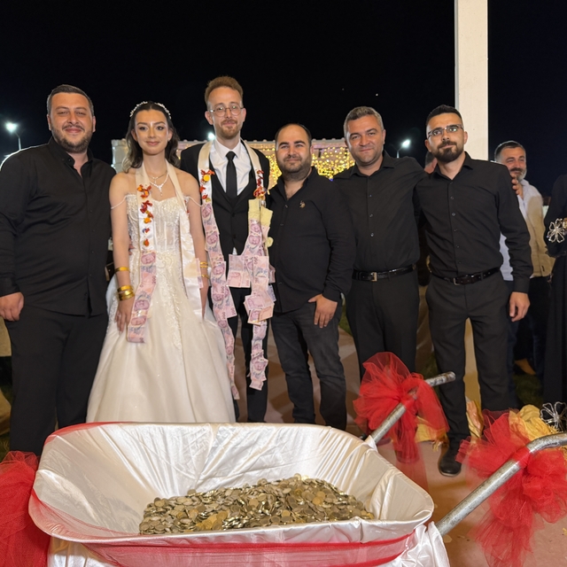 Damadın arkadaşlarından ilginç düğün takısı: 10 bin TL'lik madeni parayı el...
