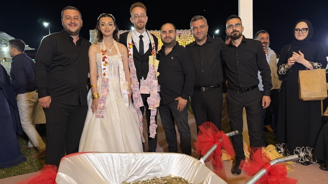 Damadın arkadaşlarından ilginç düğün takısı: 10 bin TL'lik madeni parayı el arabasıyla getirdiler