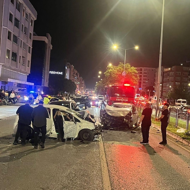 Samsun'da 3 aracın karıştığı trafik kazasında 5 kişi yaralandı