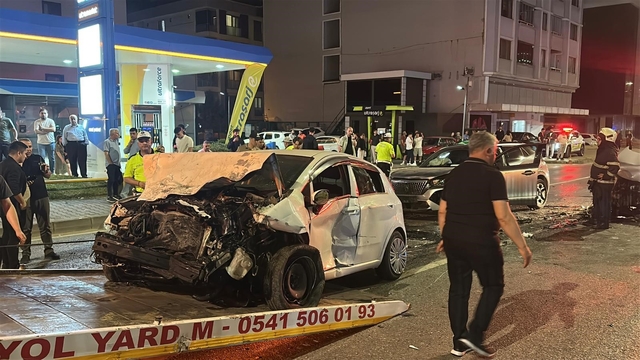 Atakum'da kontrolden çıkan otomobil karşı şeride geçti: 5 yaralı