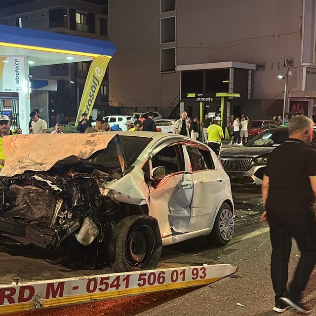 Atakum'da kontrolden çıkan otomobil karşı şeride geçti: 5 yaralı