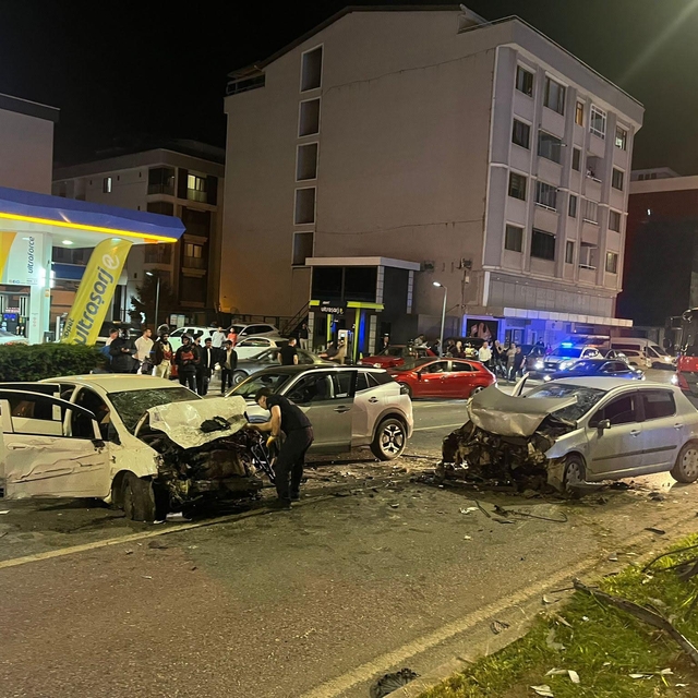 Samsun'da 3 aracın karıştığı zincirleme kaza: 5 yaralı