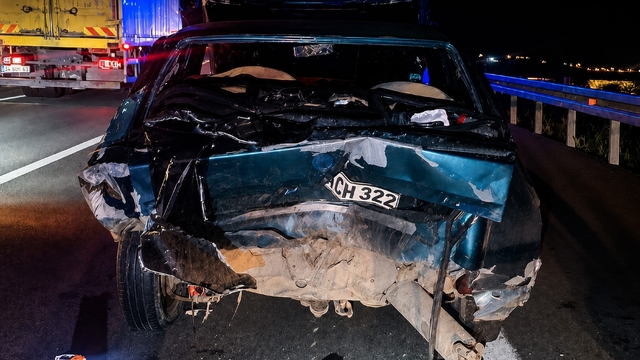 Bankette duran otomobile çarpan araç hurdaya döndü: 6 yaralı