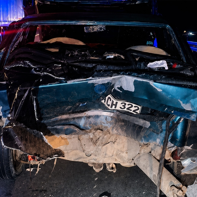 Bankette duran otomobile çarpan araç hurdaya döndü: 6 yaralı