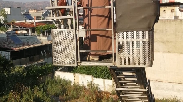 Asansörde mahsur kalan yaşlı kadın kendini kurtaranlara ve devlete bol bol dua etti