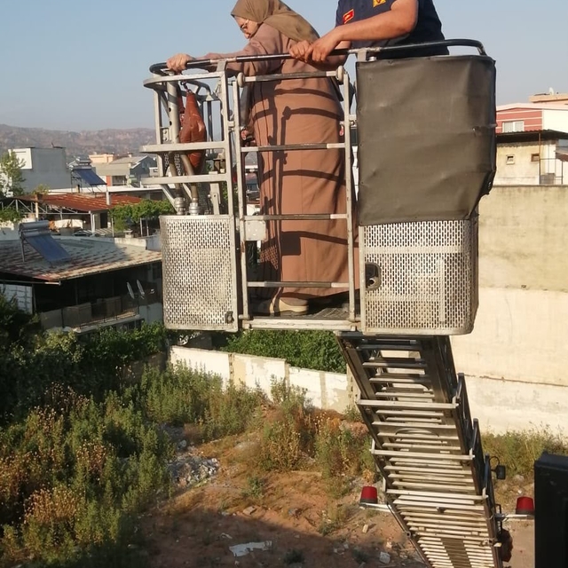 Asansörde mahsur kalan yaşlı kadın kendini kurtaranlara ve devlete bol bol...