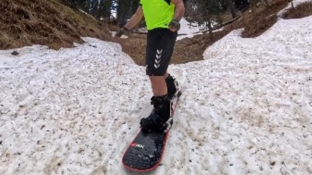 Kars'ta haziranda snowboard
Yüksek kesimlerde erimeyen karı fırsata çevirdi, snowboarduyla pistlere çıktı