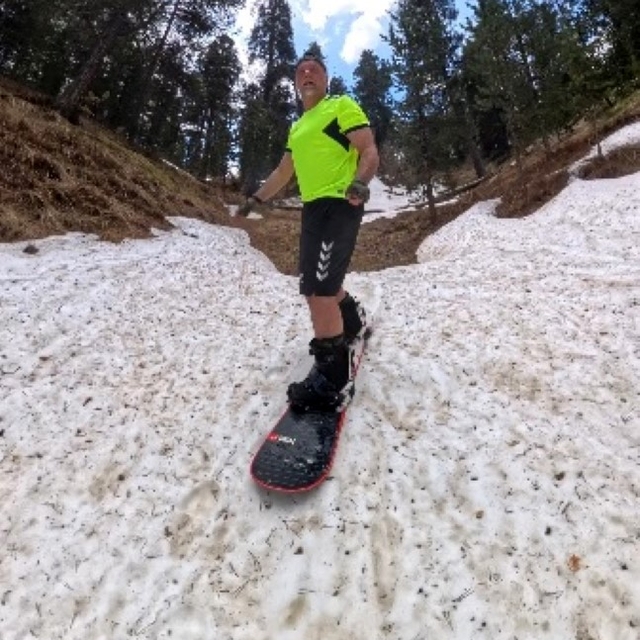Kars'ta haziranda snowboard
Yüksek kesimlerde erimeyen karı fırsata çevirdi...