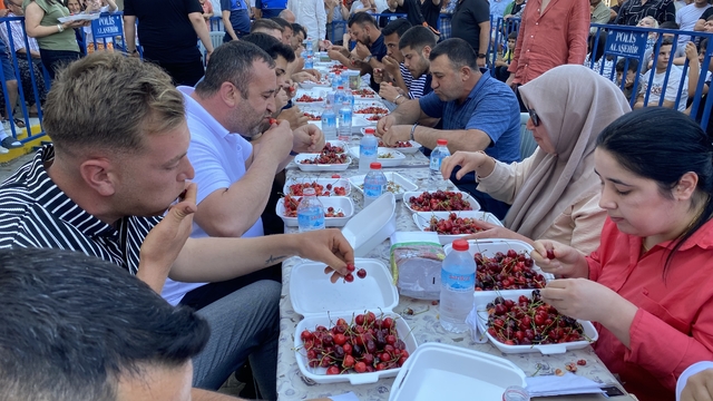 Manisa'da 5 dakikada 1 kilo 486 gram kiraz yiyen yarışmacı birinci oldu