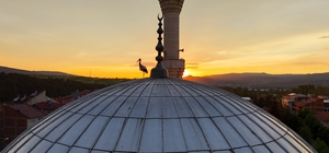 Leylekler gün batımını cami kubbesinde karşıladı, mest eden anlar havadan g...