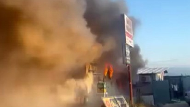 Ekmek teknesini saran alevleri söndürmeye çalışan tostçu yaralandı
