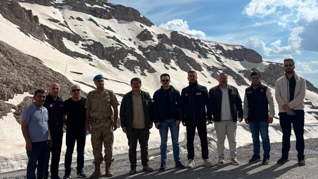 Bahçesaray yolu kontrollü olarak ulaşıma açıldı