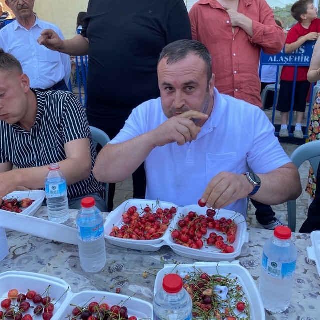 Manisa'da düzenlenen Kiraz Festivali'nde Kiraz Yeme Yarışması renkli görünt...