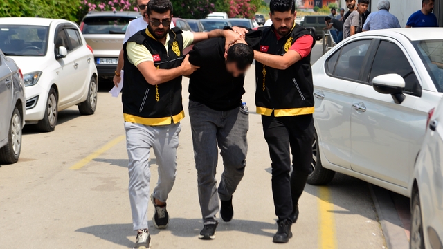 Katil zanlısı 550 saatlik güvenlik kamerası inceleme sonrası dağ evinde yakalandı
Cinayet sebebinin ise araç arızası olduğu ortaya çıktı