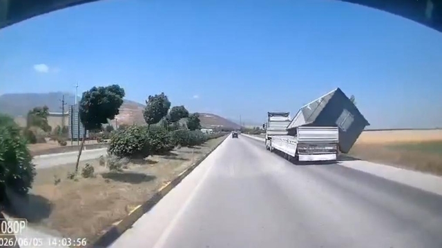 TIR'da yüklü konteyner, fırtınada düştü; o anlar kamerada