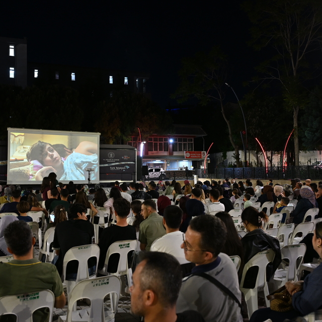 Gezen Sinema Tırı Demirci'de vatandaşlarla buluştu