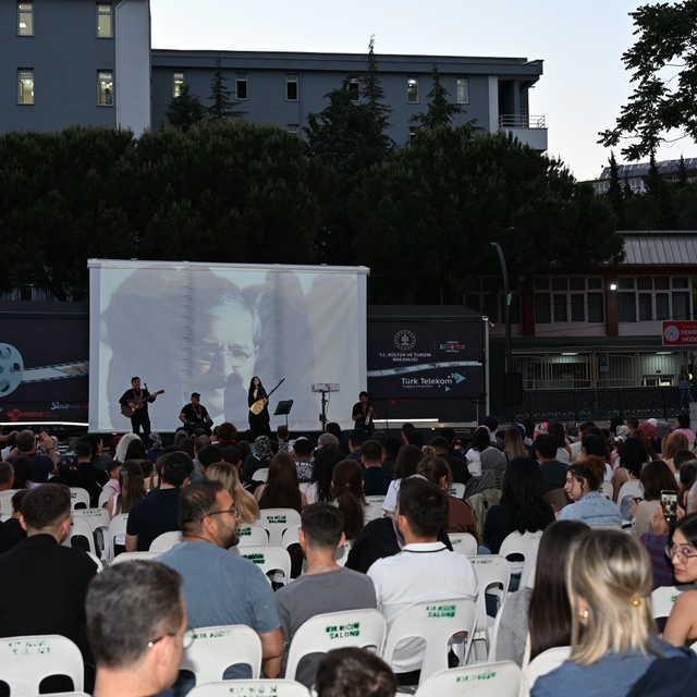Manisa'da 'Gezen Sinema Tırı' coşkusu
Demircililer açık havada sinema keyfi...