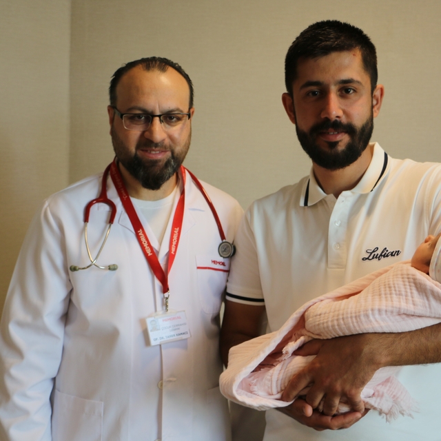 Anne karnında yaşama şansı düşük denilen bebek, Diyarbakır'da sağlığına kav...