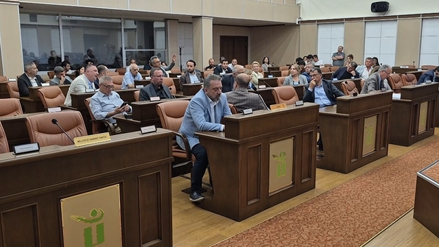 AK Partili genci dağa kaldıran CHP'liye ödül gibi iş
AK Parti Meclis Üyesi Ertok, Tepebaşı Meclisi'nde yaşanan gerginlikle ilgili konuştu
2019 yılında AK Partili gençlerin dağa kaldırıldığı olay Mecliste tartışma konusu oldu
AK Parti Meclis Üyesi Cihan Ertok:
"Deniz Çağlar Fırat ve 3 şahıs, AK Partili gençleri dağa kaldırıp dövmüşlerdi"
"İnsanların gözüne sokarcasına bu insanları aldınız, belediyede tekrar görev verdiniz"