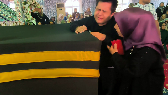 Kabe maketine sarılıp, 'Allah'ım, beni o memlekete götür' diye dua ederek gözyaşı döktü