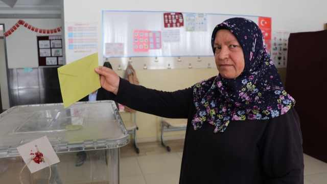 Kalp krizi geçirerek hayatını kaybetmişti, mahalle yeni muhtarını seçmek için sandık başına gitti