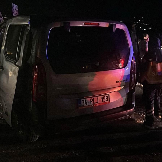 Traktöre çarpan araçta 4 kişi yaralandı