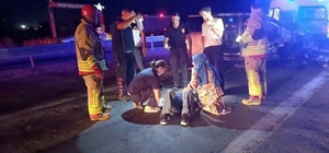 Manisa'da hafif ticari araç traktöre çarptı; 4 yaralı