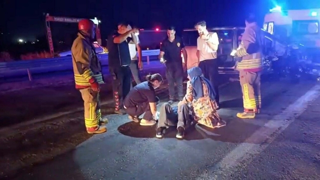 Manisa'da hafif ticari araç traktöre çarptı; 4 yaralı