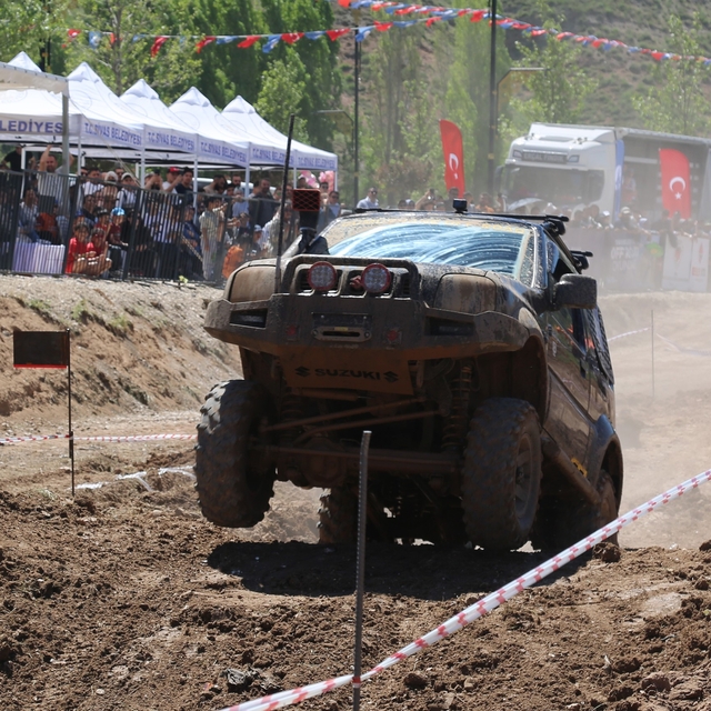 Sivas'ta off road festivalinde takla atan araç yürekleri ağza getirdi