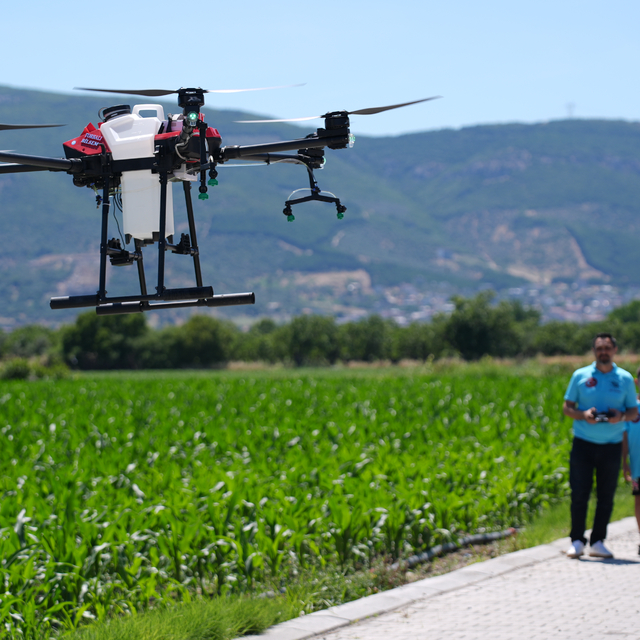 BİLSEM öğrencileri öğretmenleriyle tarımsal ilaçlama için dron tasarladı
