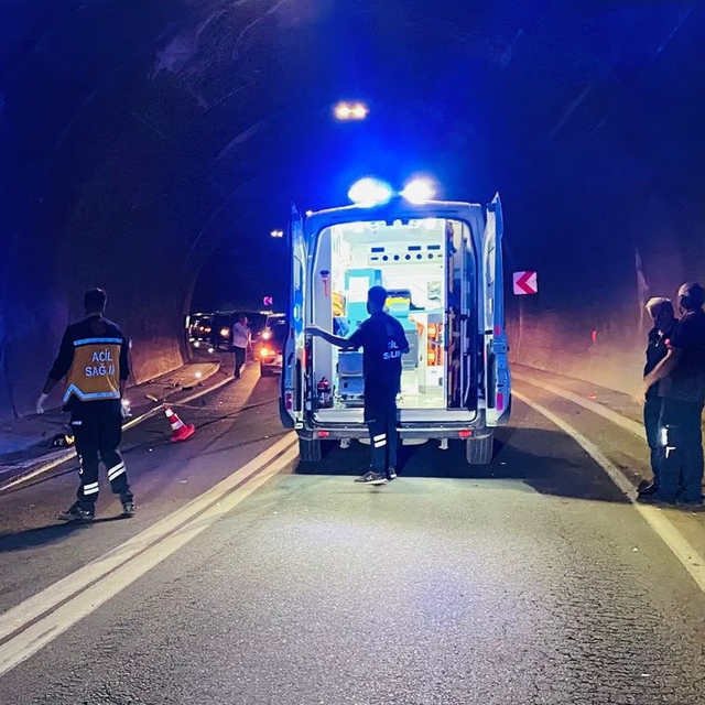 Artvin'de otomobil ile çarpışan motosikletin sürücüsü öldü, 2 kişi yaraland...